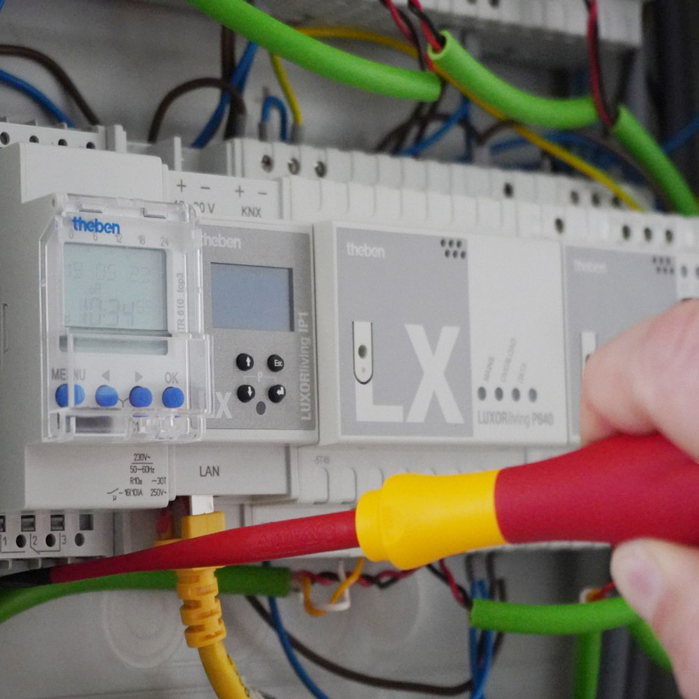 Installierte Theben TR 610 top3 Zeitschaltuhr im Schaltschrank – Anwendung im realen Einsatz Schaltschrankinstallation mit der digitalen Zeitschaltuhr Theben TR 610 top3, inklusive Netzwerkverkabelung.