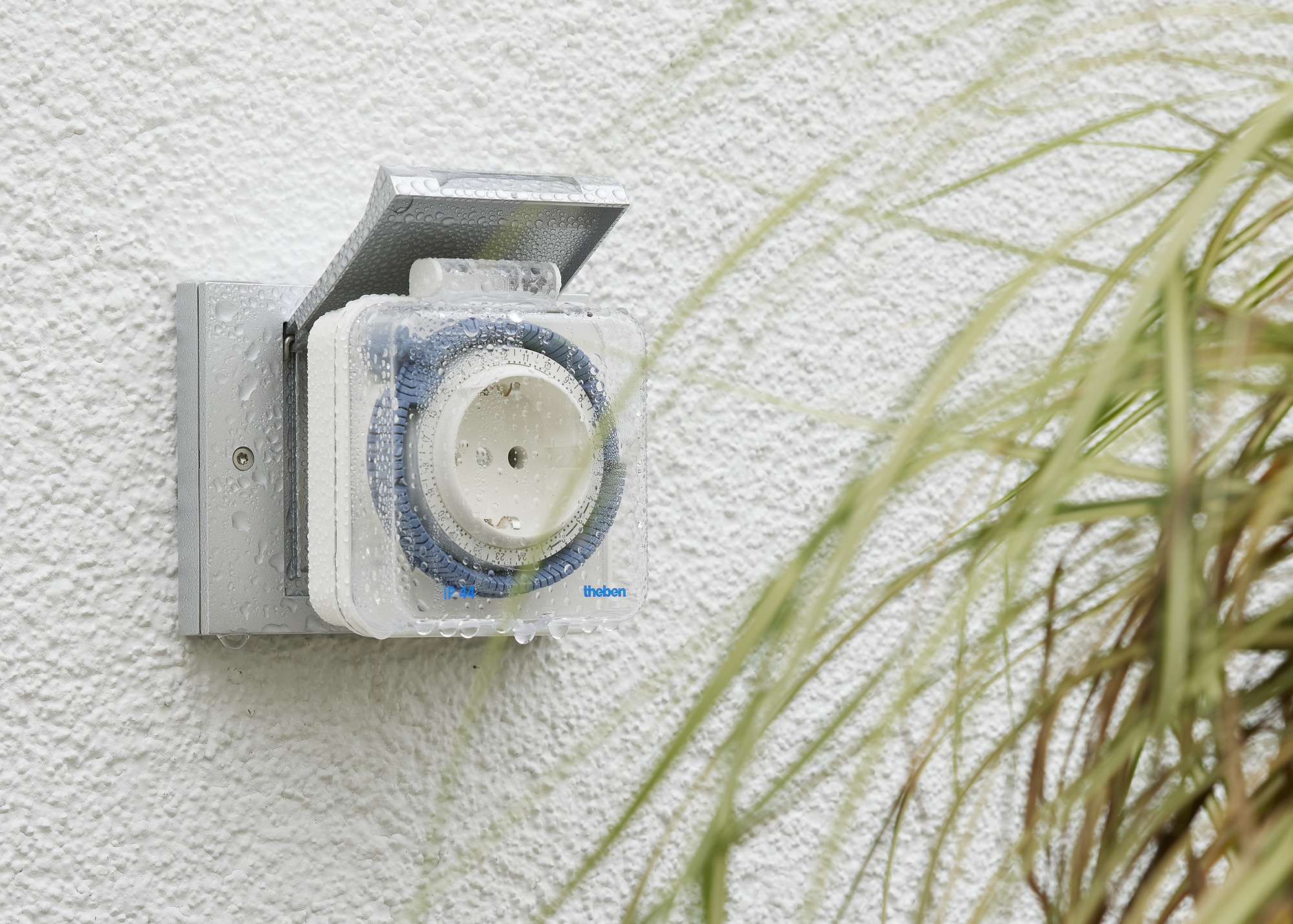 Analoge Steckdosen-Zeitschaltuhr theben-timer 26 IP 44 in einer Außensteckdose Analoge Steckdosen-Zeitschaltuhr theben-timer 26 IP 44 in einer Außensteckdose