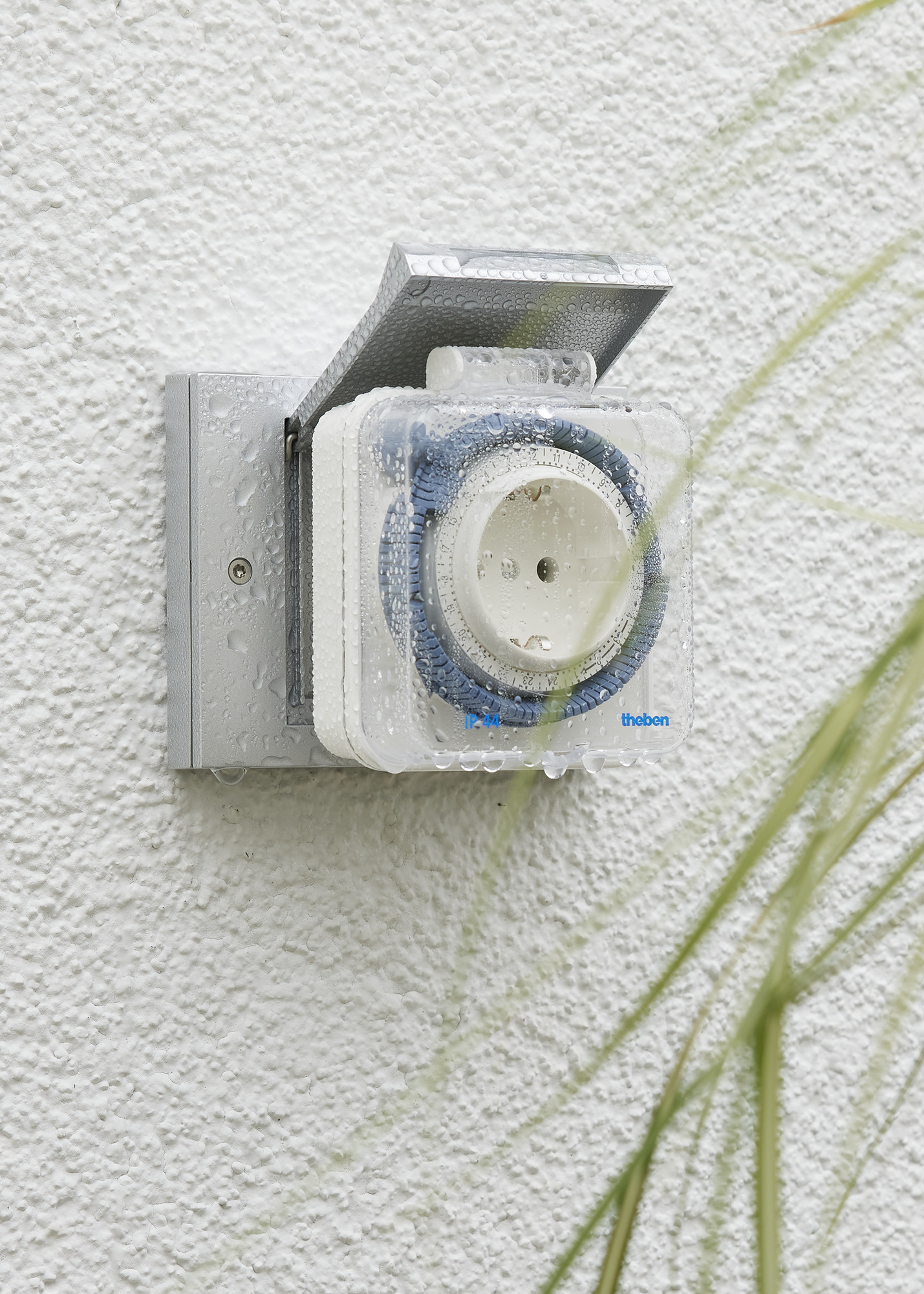 Detailansicht Analoge Steckdosen-Zeitschaltuhr theben-timer 26 IP 44 in einer Außensteckdose Detailansicht Analoge Steckdosen-Zeitschaltuhr theben-timer 26 IP 44 in einer Außensteckdose
