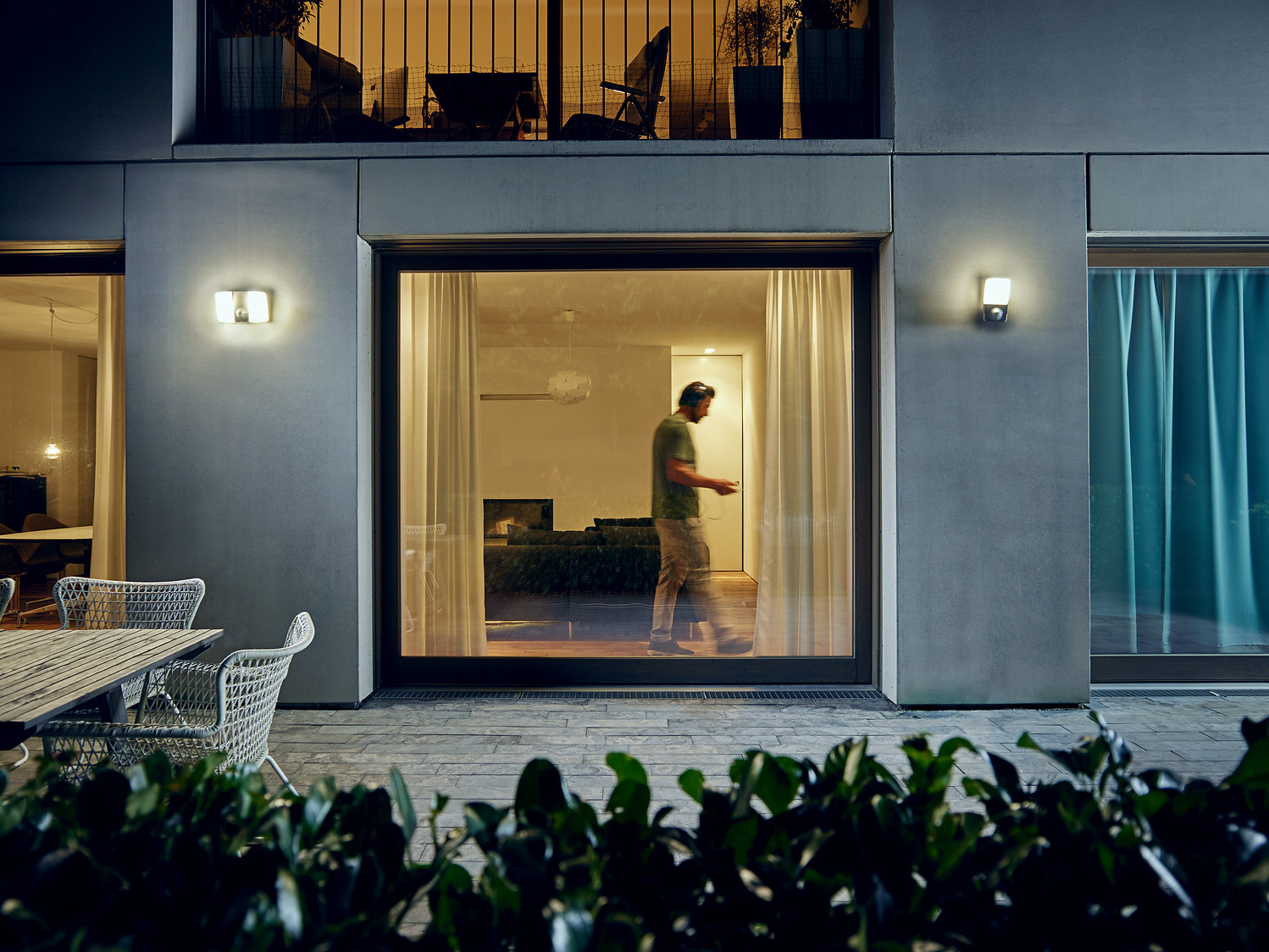 LED-Strahler AußenbereichKey Visual LED-Strahler Außenbereich (mit Person) Bild von LED-Strahler AußenbereichKey Visual LED-Strahler Außenbereich (mit Person)